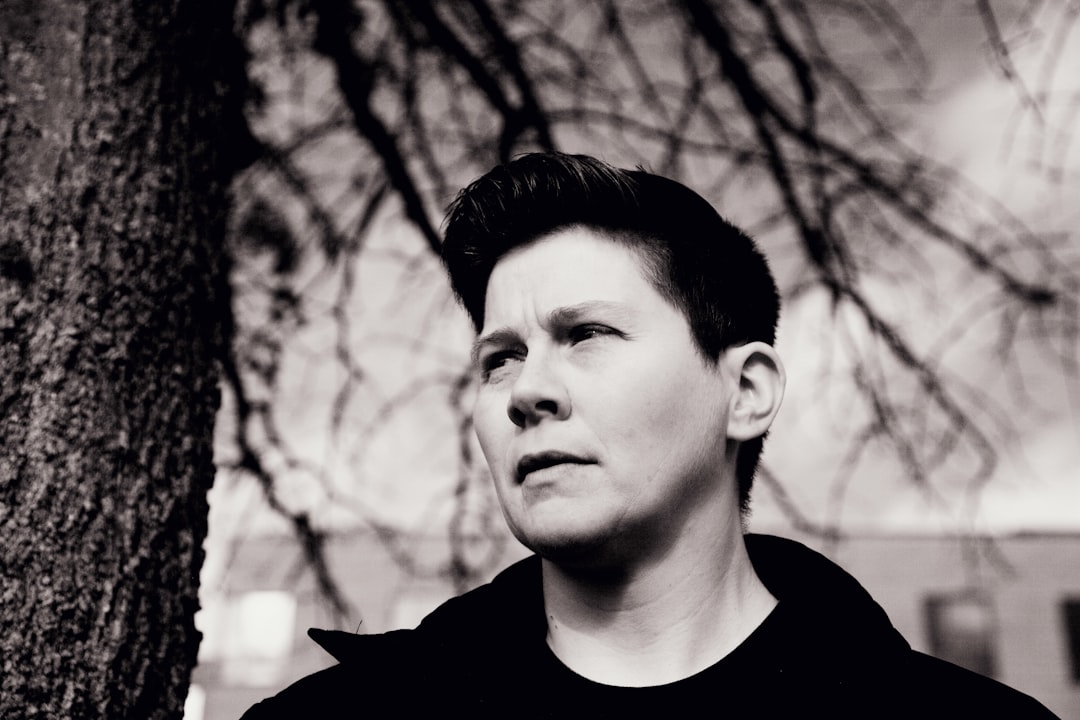 robuste und winterharte bäume, die in verschiedenen klimazonen gedeihen und ihrem garten das ganze jahr über struktur und schönheit verleihen.